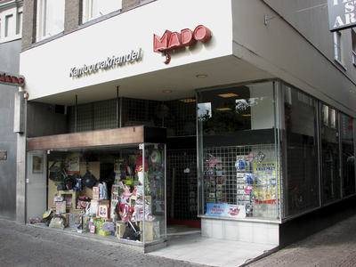 905454 Gezicht op de winkelpui van het pand Oudegracht 119 (Kantoorvakhandel MADO) te Utrecht.N.B. De pui is in 1961 ...